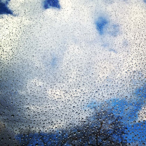 Zdjęcie szyby ochlapanej kroplami deszczu