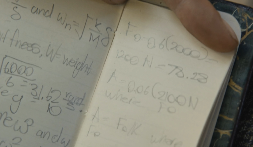 Kadr z „W 80 dni dookoła świata” ze stroną z notesu Fogga, na której znajdują się matematyczne obliczenia.
